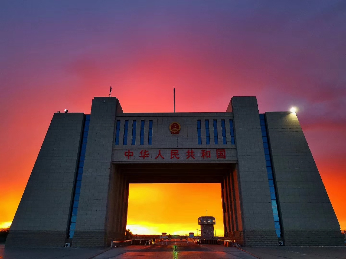 巍峨国门落日余晖