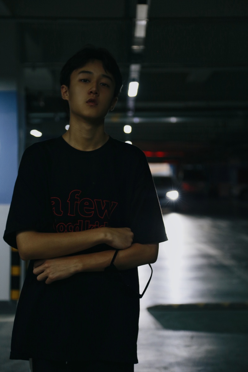 14岁男孩车库写真