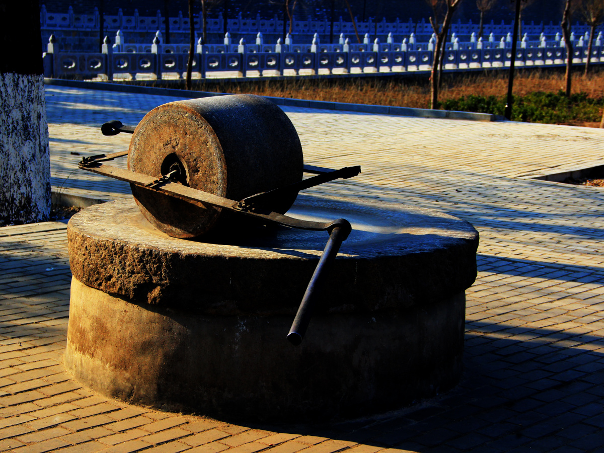 很有年代感的推磨那条放学回家熟悉的路还是原来的鼓楼晨练的老人城门