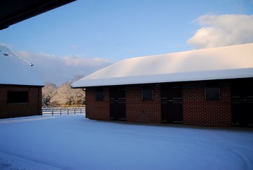 雪掩茅屋