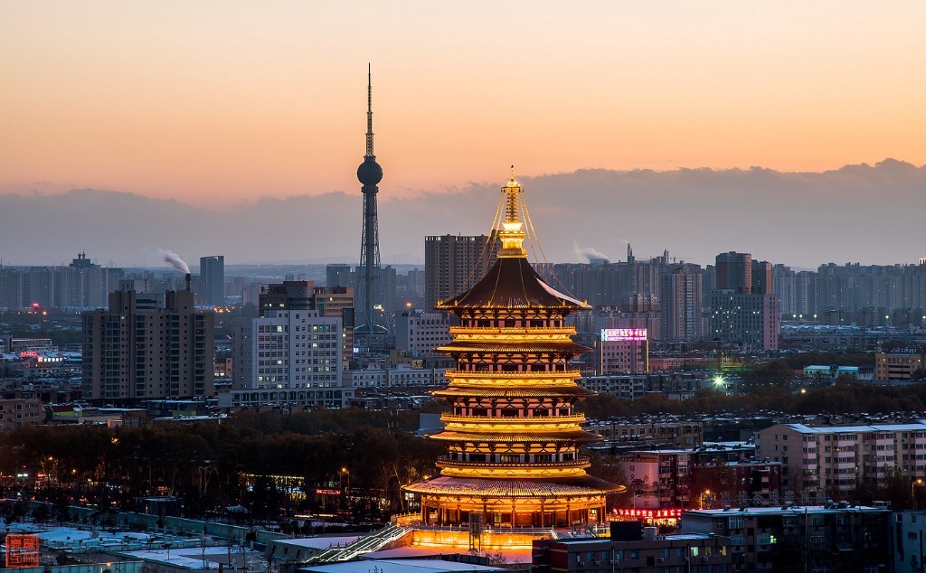 古今双塔<br />
（1400年前洛阳第一高塔：天堂，和今天洛阳第一高塔：中原明珠塔的合影）