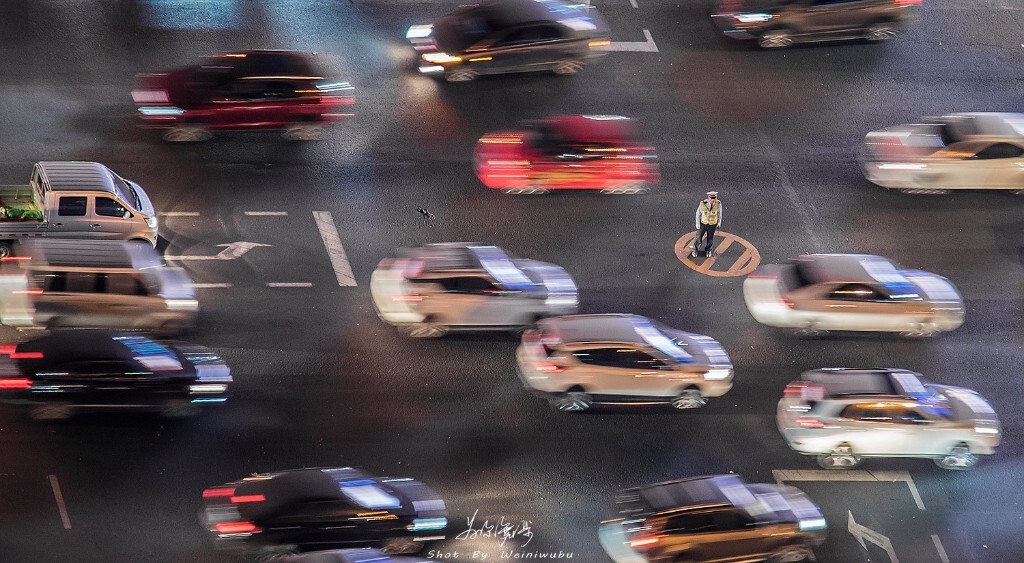 生命岗位<br />
（洛阳的王城大道，交警站于道路中间，指挥着川流不息的车辆）