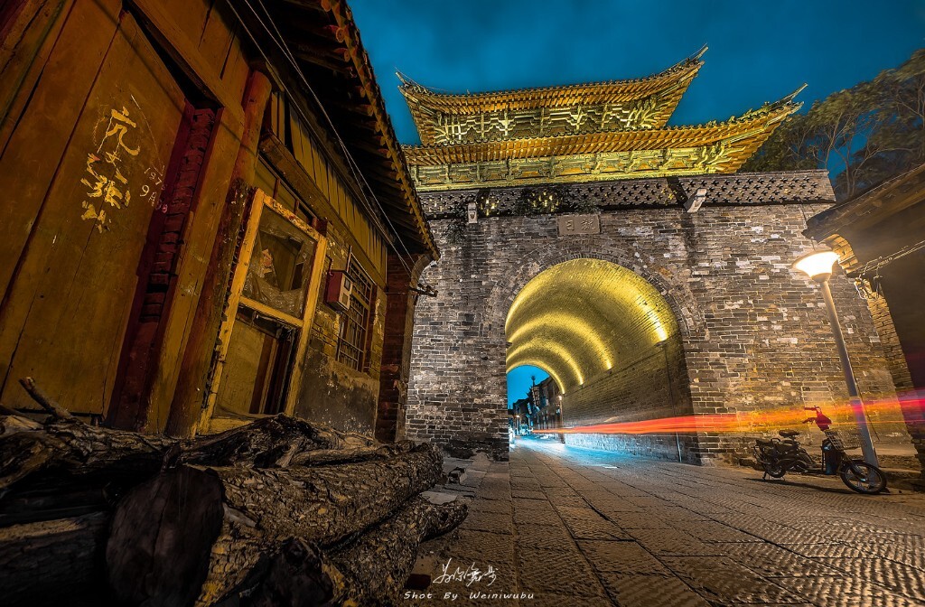 洛阳老城·鼓楼<br />
(洛阳老城鼓楼,正名“谯楼”,位于今老城东大街中段。始建于明代,历代经过数次修缮,距今已有350年的历史。为洛阳老城区的地标建筑之一。)这种古建筑,很适合搭配车轨的线条,有种古今交织的奇妙感。