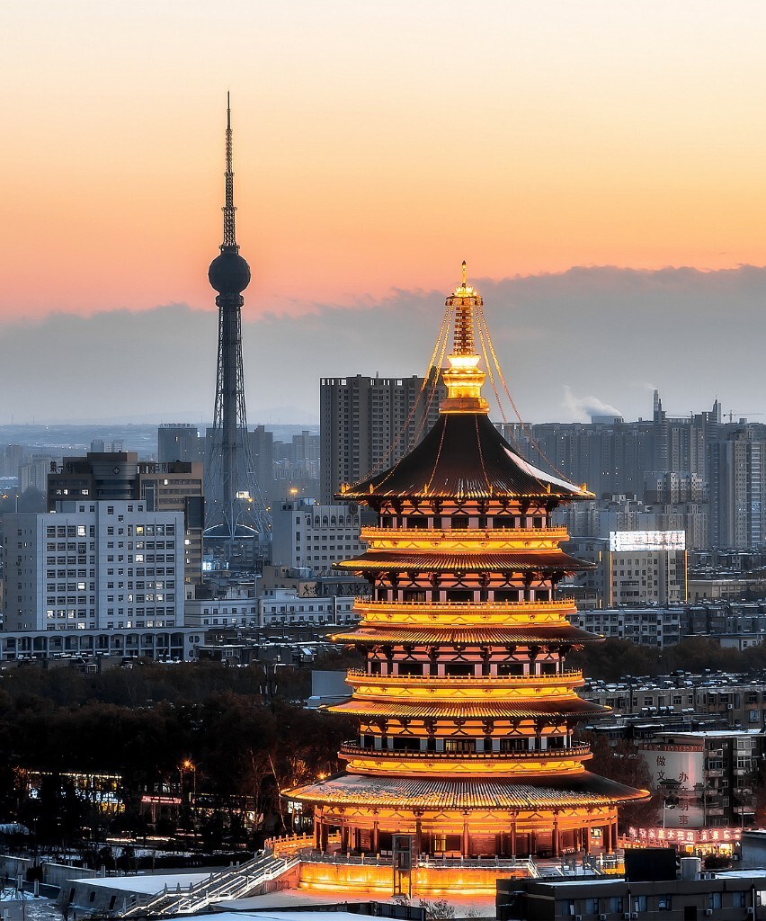 古今双塔<br />
(这是个戏剧性的城市,常常出现古今交织的其妙情景。图为1400年前洛阳第一高塔,和1400年后的洛阳第一高塔。)这是我最喜欢的角度之一,虽说都是第一高塔,可1400年前的天堂,是当时的世界第一高楼啊,如今的中原明珠塔虽然更高,可别说世界,连在河南境内都算不了最高建筑。我和其他洛阳人一样,对这座城市爱之深又责之切,有人说他不发达时,我总会气愤的与其争辩,可有时自己却也会感叹这座帝王之都的衰落。