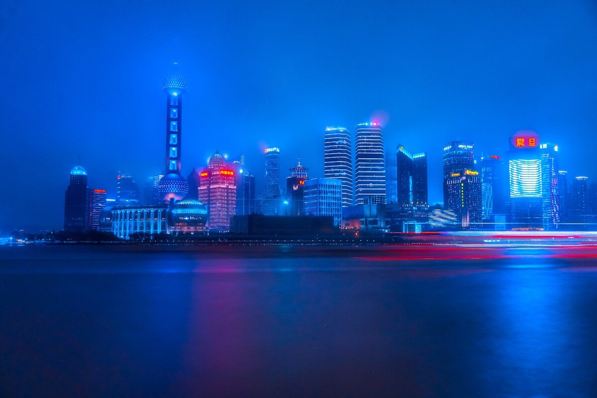 ins梦幻风格，雨夜外滩