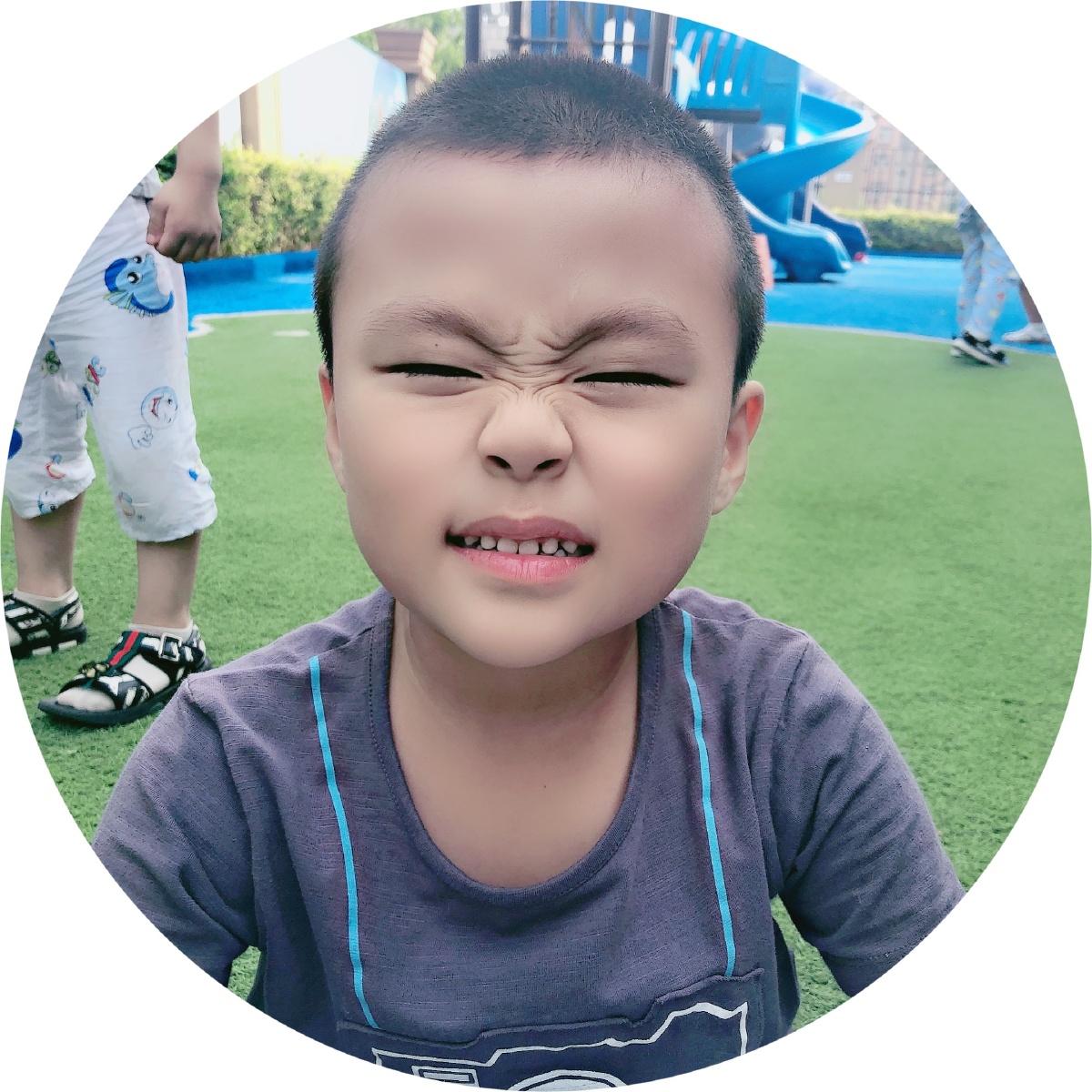 搞怪的小朋友们