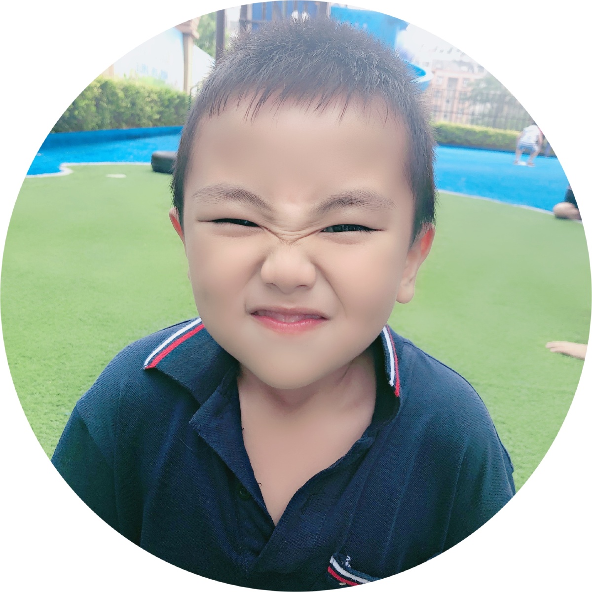 搞怪的小朋友们