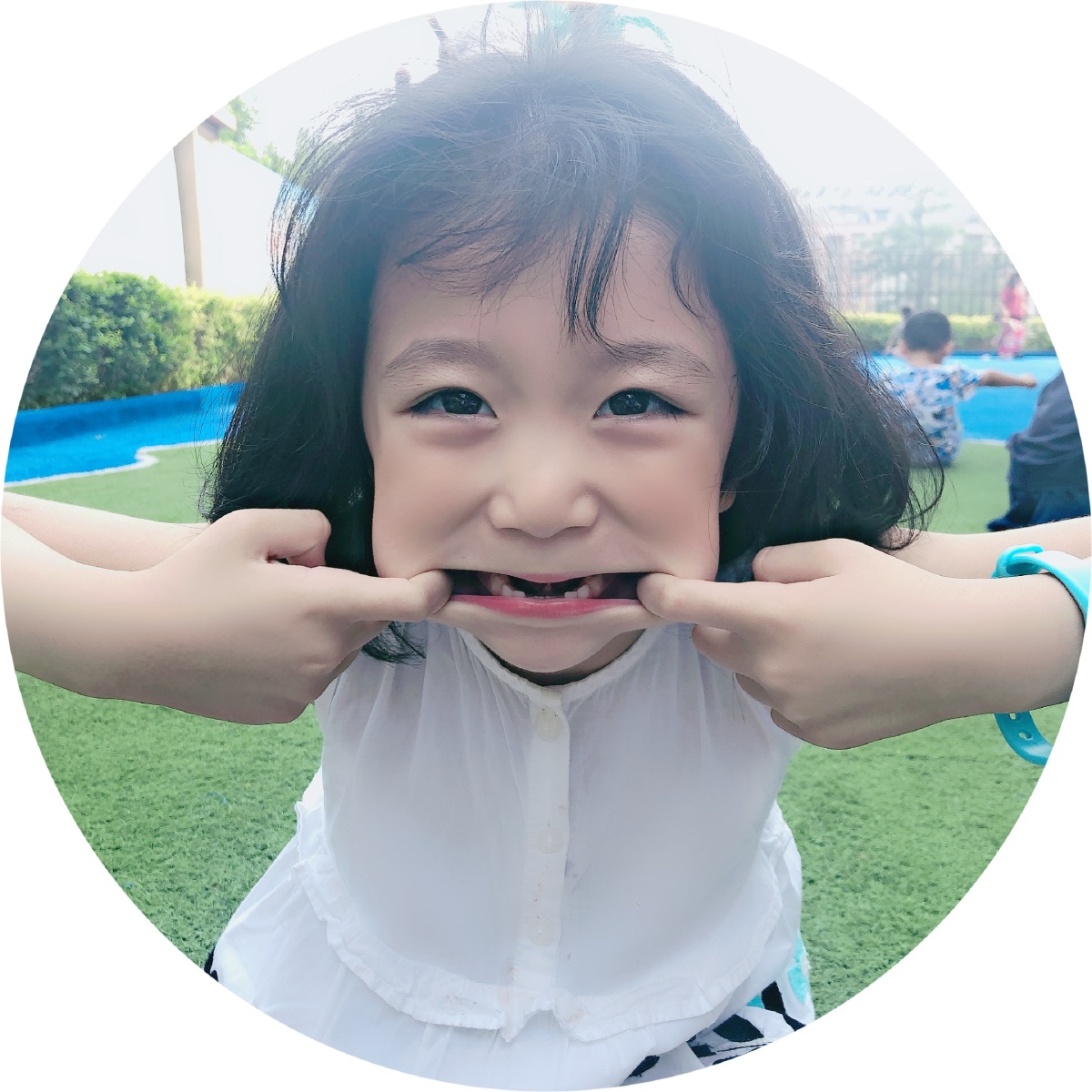 搞怪的小朋友们