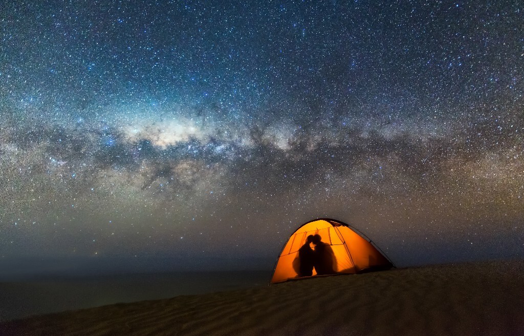 第一次拍星空，先是为了等月落不小心在帐篷里睡过了，起来的时候银河也落下来了…然后又迷路在半夜十二点漆黑一片的沙漠里…第一次报警找救援，警车出现的一刹那快要哭了。拍摄地位于西澳的drummond coves sand dunes，一片面朝大海的沙丘上。赶在银河季的末尾终于实现了星空梦。