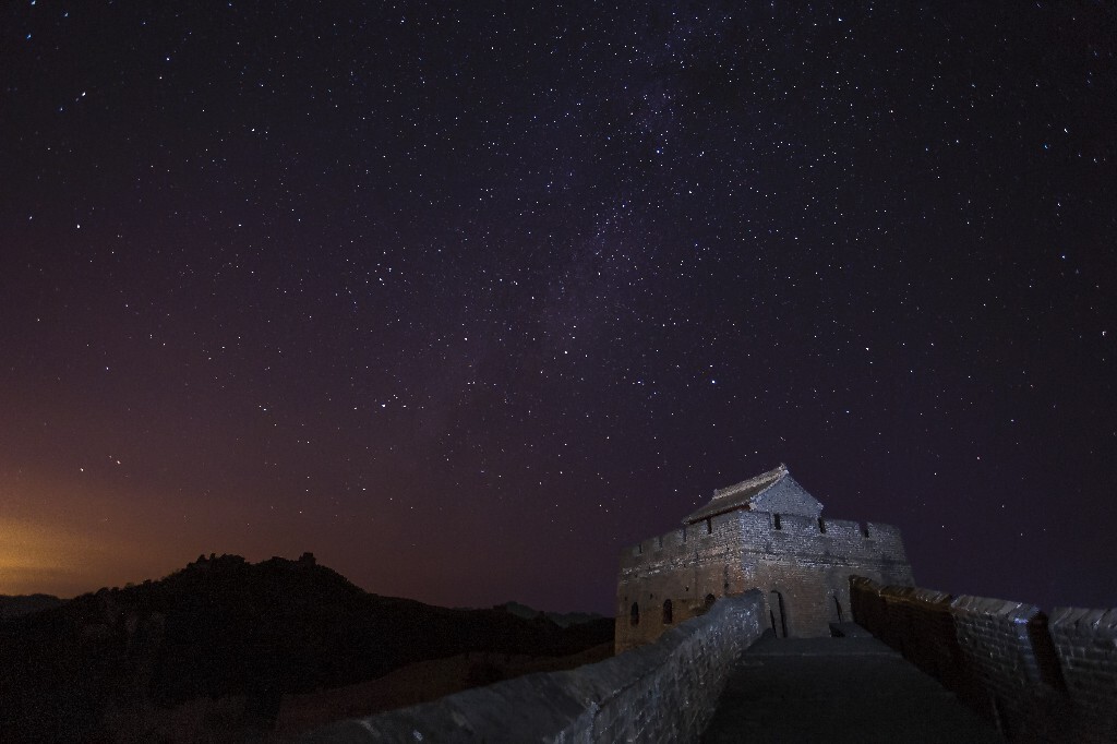 9、长城银河<br />
标准剧情:<br />
<br />
“今天天气不错星星好多我们去拍星星去吧。”<br />
<br />
“走!”<br />
<br />
<br />
<br />
借到了 大龙虾的5D3★,风光出片率随海拔升高而提高。<br />
<br />
<br />
<br />
傲娇老司机开车,几个小时后,我们就站在了河北境内的金山岭长城上。<br />
<br />
<br />
<br />
开始拍得挺开心的。<br />
<br />
不久后就发现衣服穿少了。<br />
<br />
<br />
<br />
到了三点多,我全身上下都在抖,抖得士力架也撕不开了快门也按不了了。<br />
<br />
<br />
<br />
“你说……我……干嘛不……老老实实地……呆在寝室……打会儿游戏……然后洗个……热水澡……再去床上躺着……好好……睡一觉……非要 ……跑到……山上……挨冻!”<br />
<br />
<br />
<br />
四点多我们一群人挤在帐篷里睡着了。<br />
<br />
<br />
<br />
过了一会我们被陆陆续续前来拍日出的老法师们吓醒了,他们亲切地问候我们晚上过得怎么样。<br />
<br />
然后跟着他们拍了拍日出,反正机位都没了随手拍了点花絮。<br />
<br />
“决战!老法师之巅”<br />
<br />
<br />
<br />
中午终于到学校了,洗了个热水澡,睡了一下午,基本恢复了。<br />
<br />
他们说这不是恢复,是解冻。<br />
<br />
过了两天才差不多完全恢复了。<br />
<br />
<br />
<br />
但是出片后,觉得挨这一晚上冻还是挺值得的。<br />
<br />
<br />
<br />
后来再想起来,还好那天没风,要是有风我肯定就回不来了。