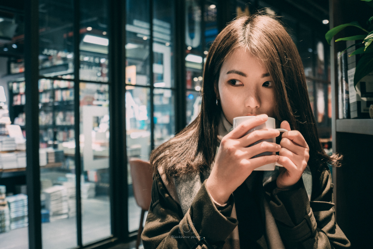 约了一位小姐姐,创作了一组昆明城里生活着的白领女性照片