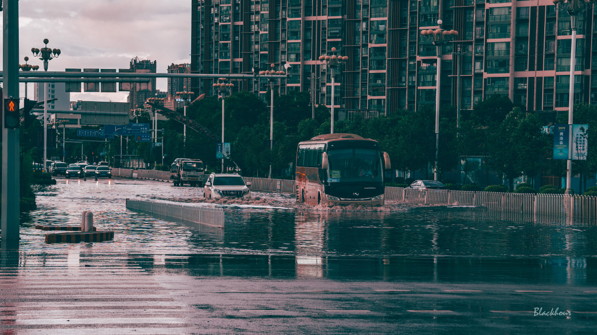 傍晚拍了另一组不一样调性的城市积水