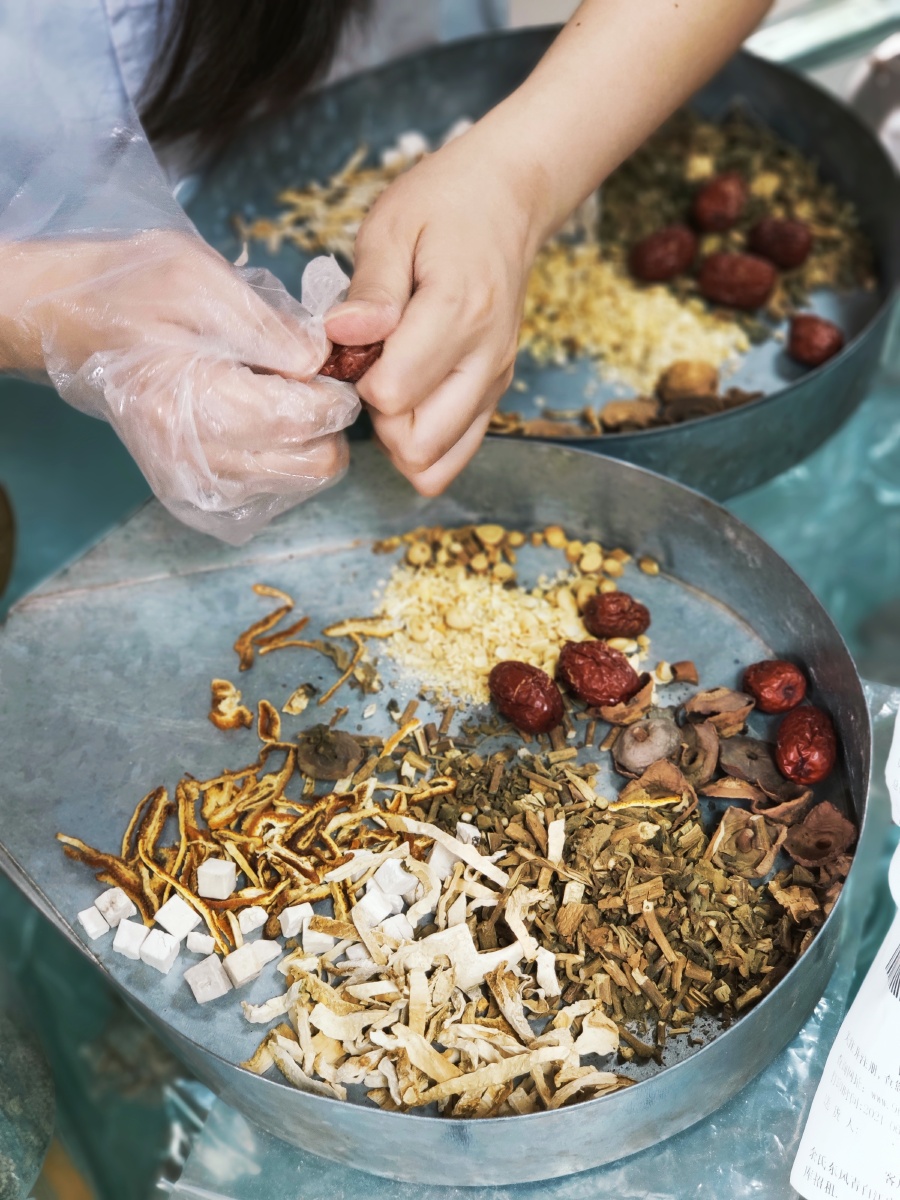 煎一服中药 - 忽然一阵狂风 - 图虫