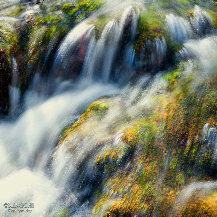 The picturesque little waterfalls<br />
In Jiuzhai Valley,China. I took this picture, the sunlight on the water with moss, constitute a picture like oil painting