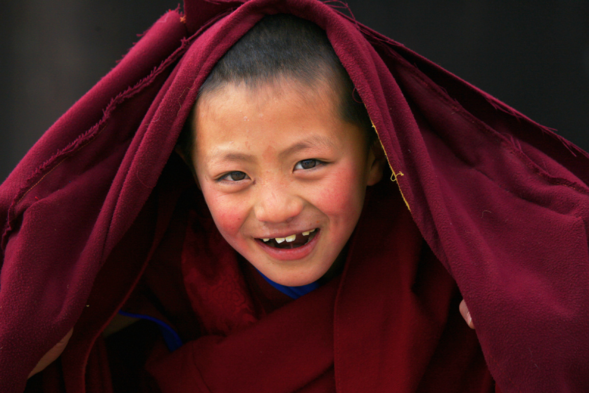 我们来到这里的时候正赶上小阿客们早课中间休息时间,见到我们远方的