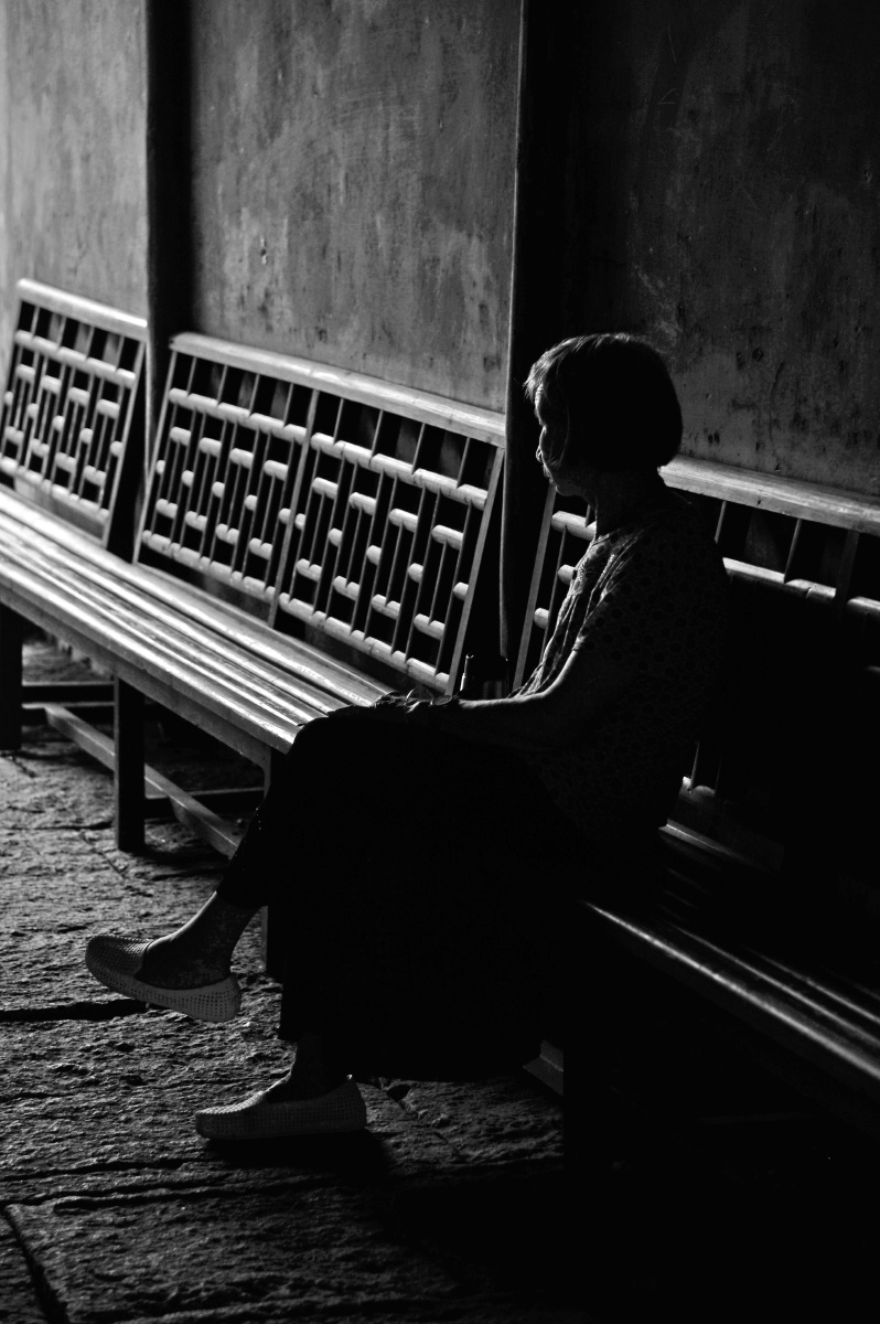 摄于乌镇西栅,每日乌镇的游客络绎不绝,在一条过道中一位乌镇老人安详