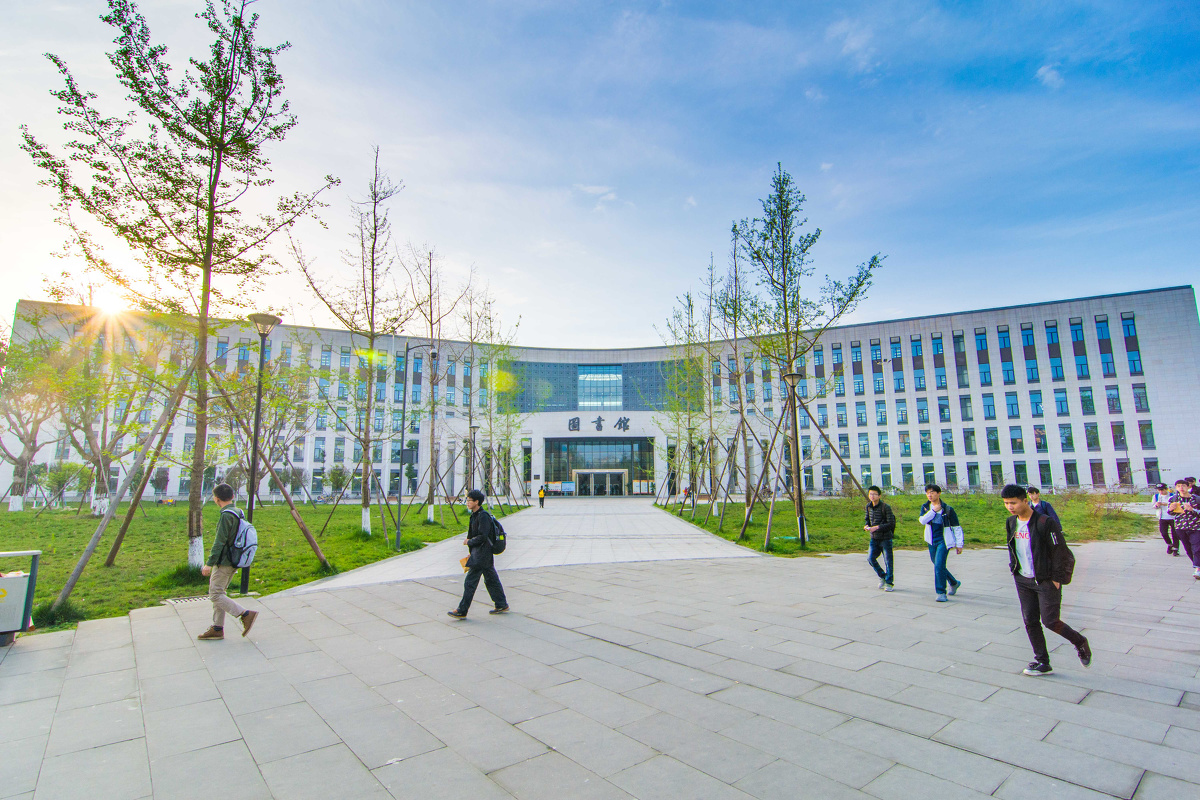 成都理工大学图书馆晨曦