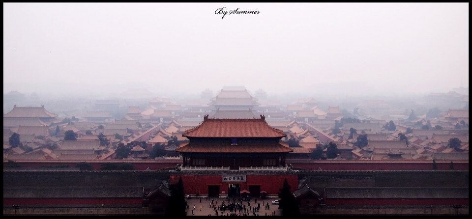 尘埃中的紫禁城。<br />
这么多年第一次上景山看紫禁城全景，再次感受到了帝都的渣空气质量。。。<br />
求降噪的方法。除了下载插件外，还能怎么办呢？