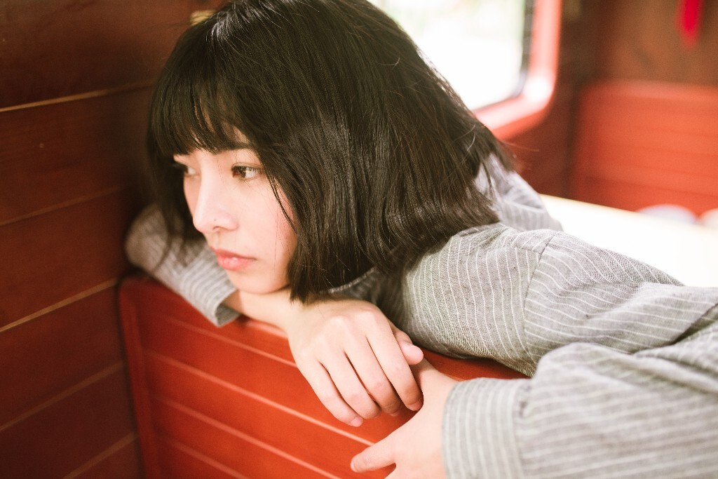 年轻的心，深夜辗转难眠，内心感受到的孤独、痛苦、无奈是不言而喻的，也是不可估测的。现实的世界充满了斗争与挑战，同样也难捉住的机遇，面对这样快节奏、黑暗既现实的社会，我身心疲惫，内心像吹鼓了的气球，面临身心决裂的危险。所以收起简单的行囊，坐上一列老旧的绿皮火车，在岁月的画笔里，寻找这那些年，我们的追过的梦想，伴着一辆绿皮火车带走年少的梦
