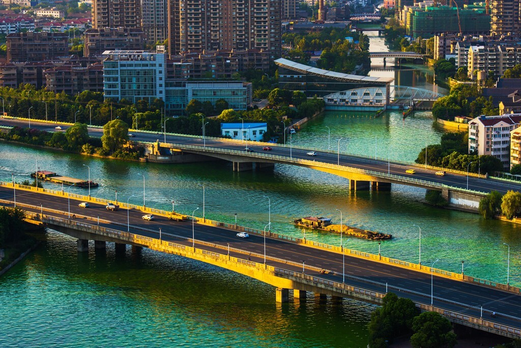 梁溪河又名梁清溪，是无锡最古老的自然河流。梁溪河与京杭大运河交叉处的仙蠡桥、梁韵大桥分别接通了无锡市区的运河东路、运河西路。