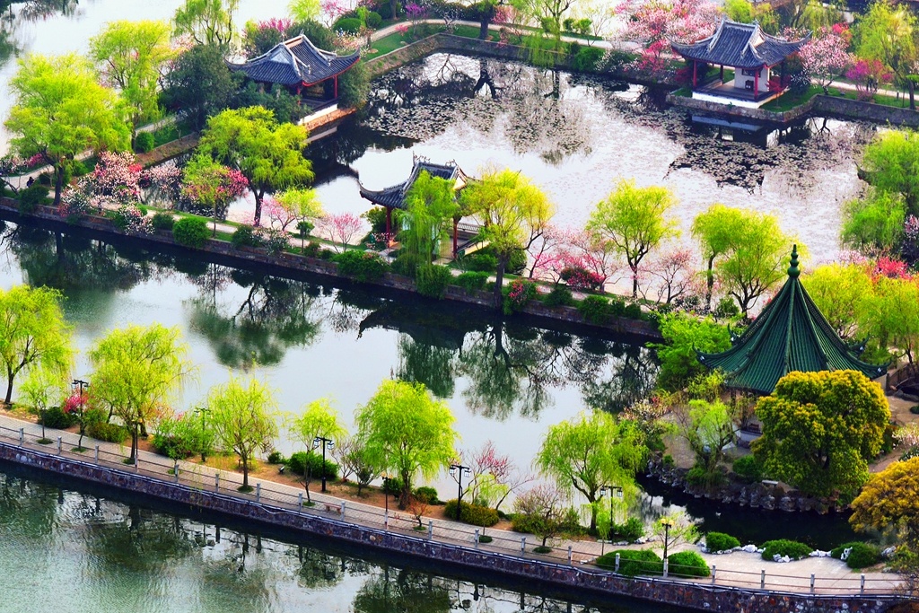 春天的蠡园,桃红柳绿,亭台楼阁,层波叠影.