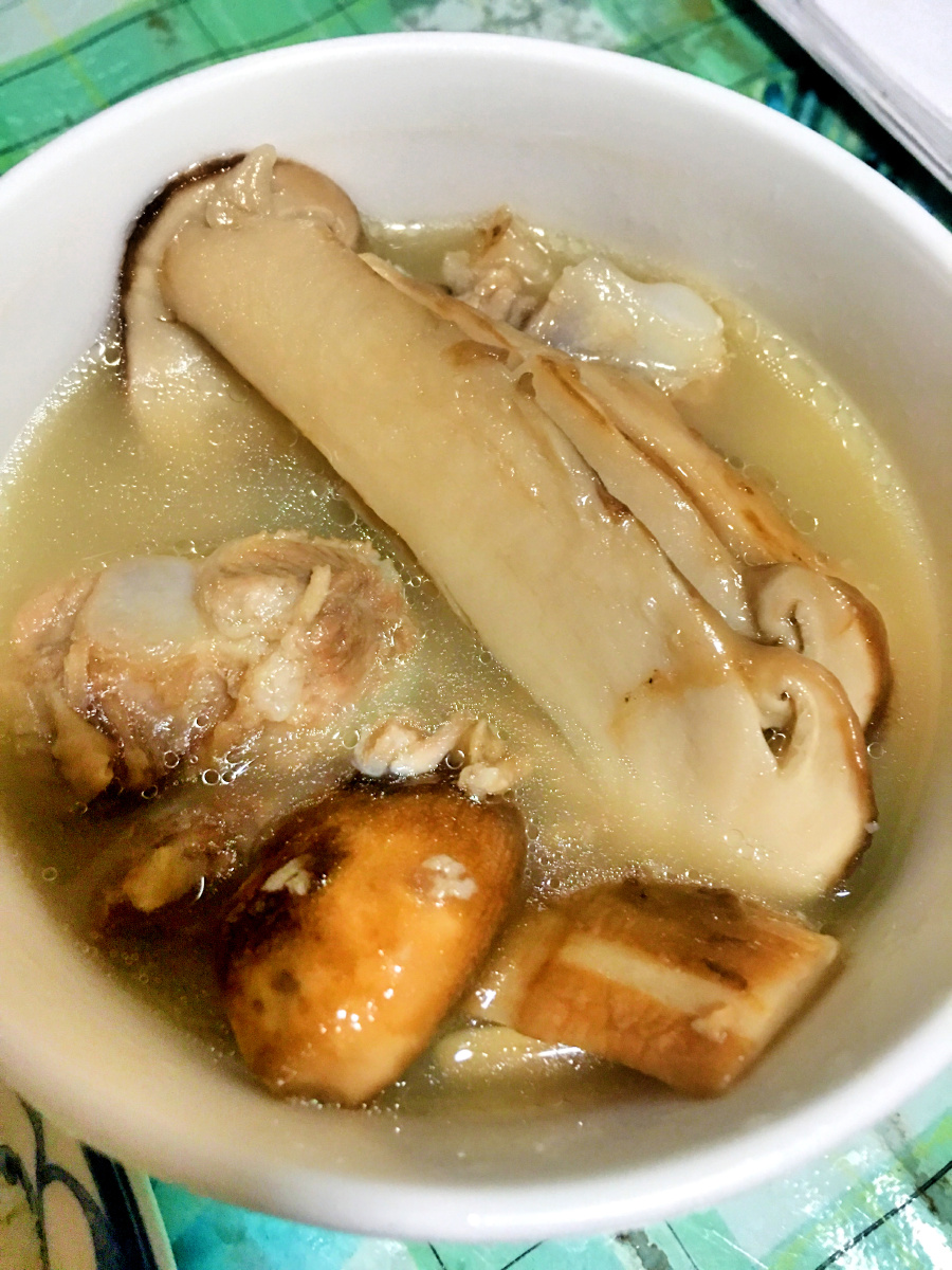 新鲜松茸炖汤,满满的自然气息 - 桃子丫丫 - 图虫
