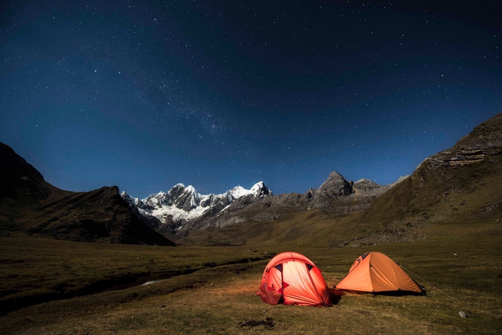 这里是秘鲁境内安第斯山区Huayhuash山系。夜晚，繁星点亮夜空，4000多米的营地显得格外静谧。