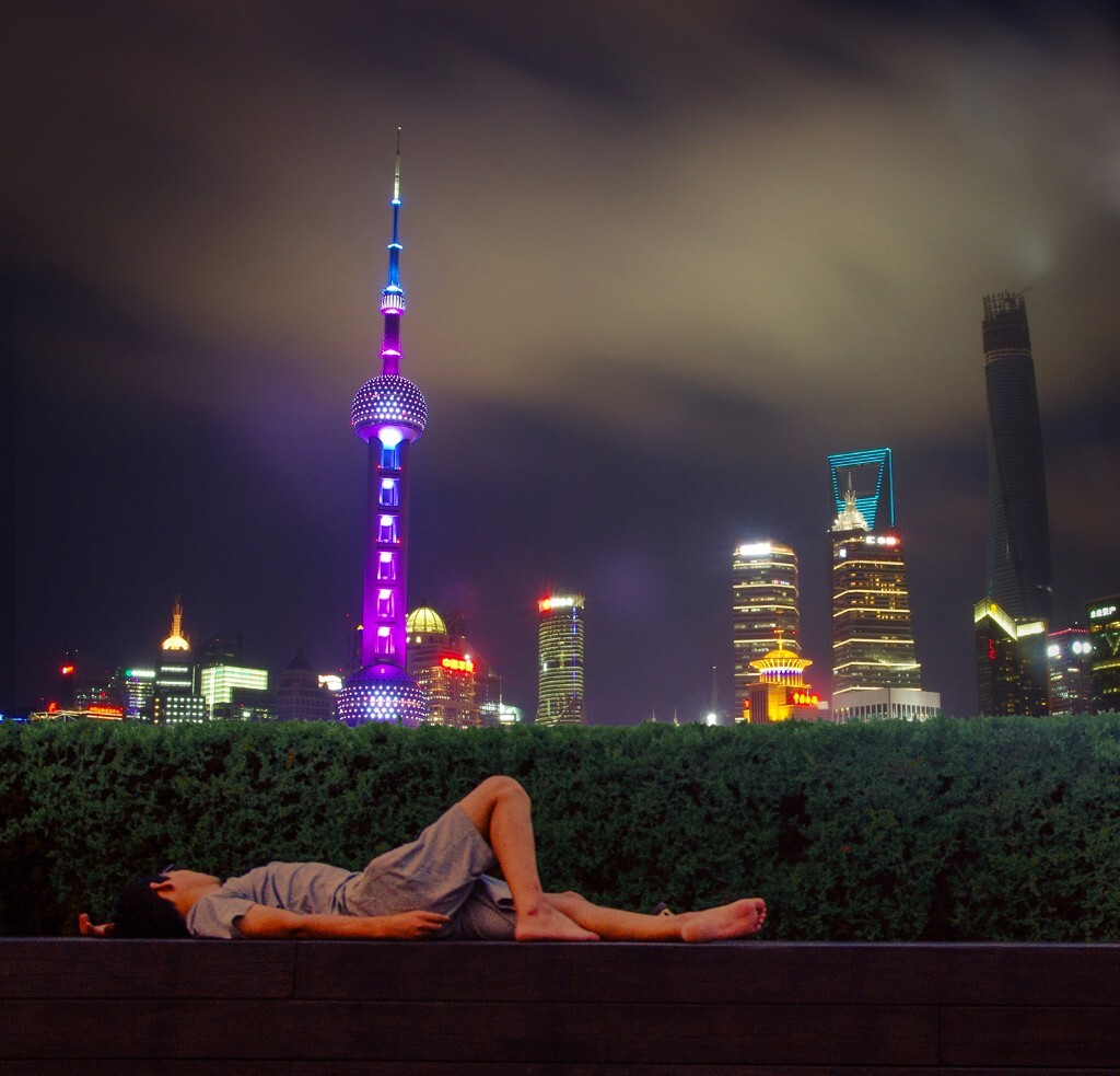 周边游人如织，他却安然入眠。