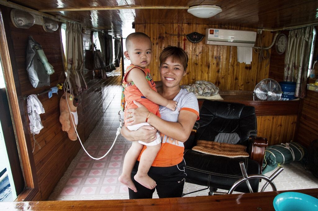 WCH_8477<br />
一位妈妈抱着儿子在船上的合照。