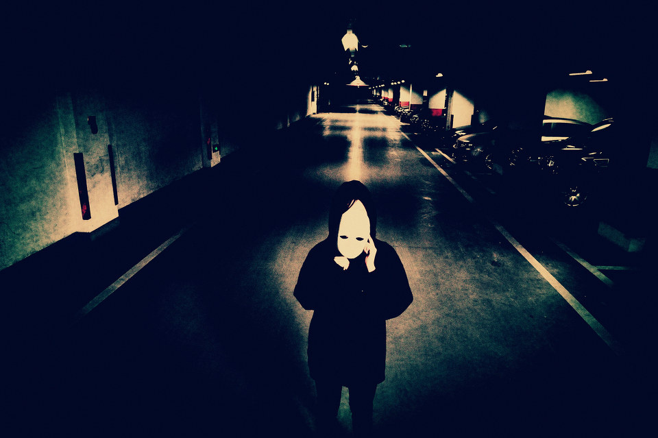 以家乡为主题,虚拟人物为农村来的女孩,表现来到大城市的迷茫和无助