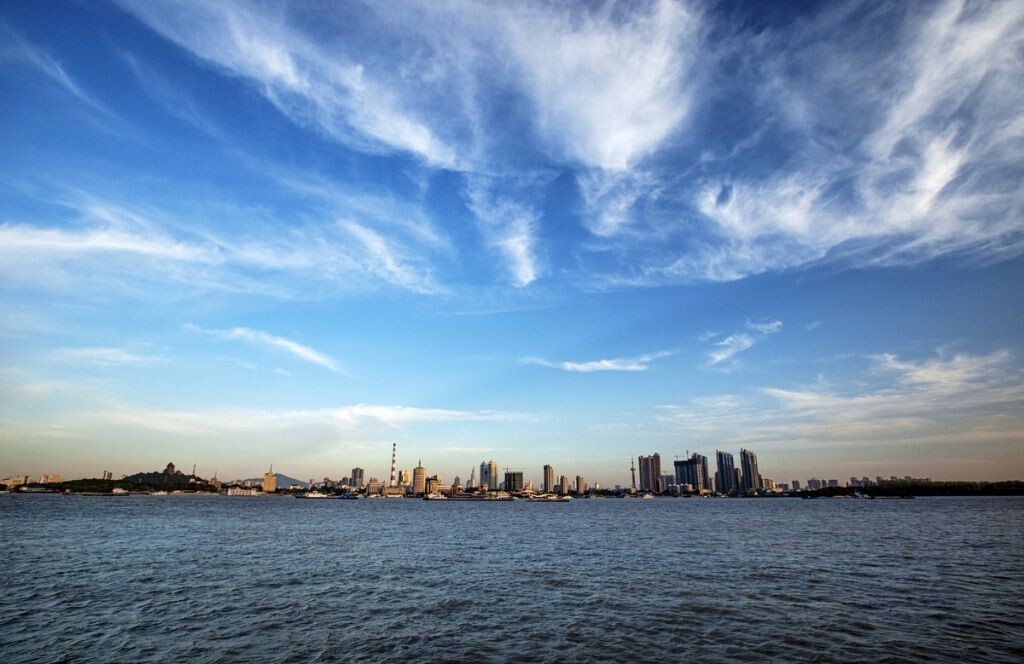 长江，南京段，从浦口方向远眺南京下关码头，左边的是阅江楼