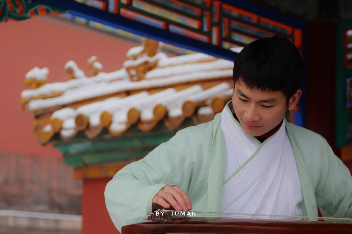 故宫初雪遇见古琴少年