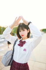 709527