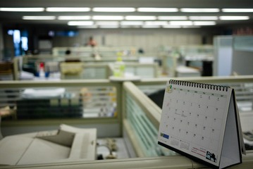 日历一页一页翻着，我们与长虹共同前进着