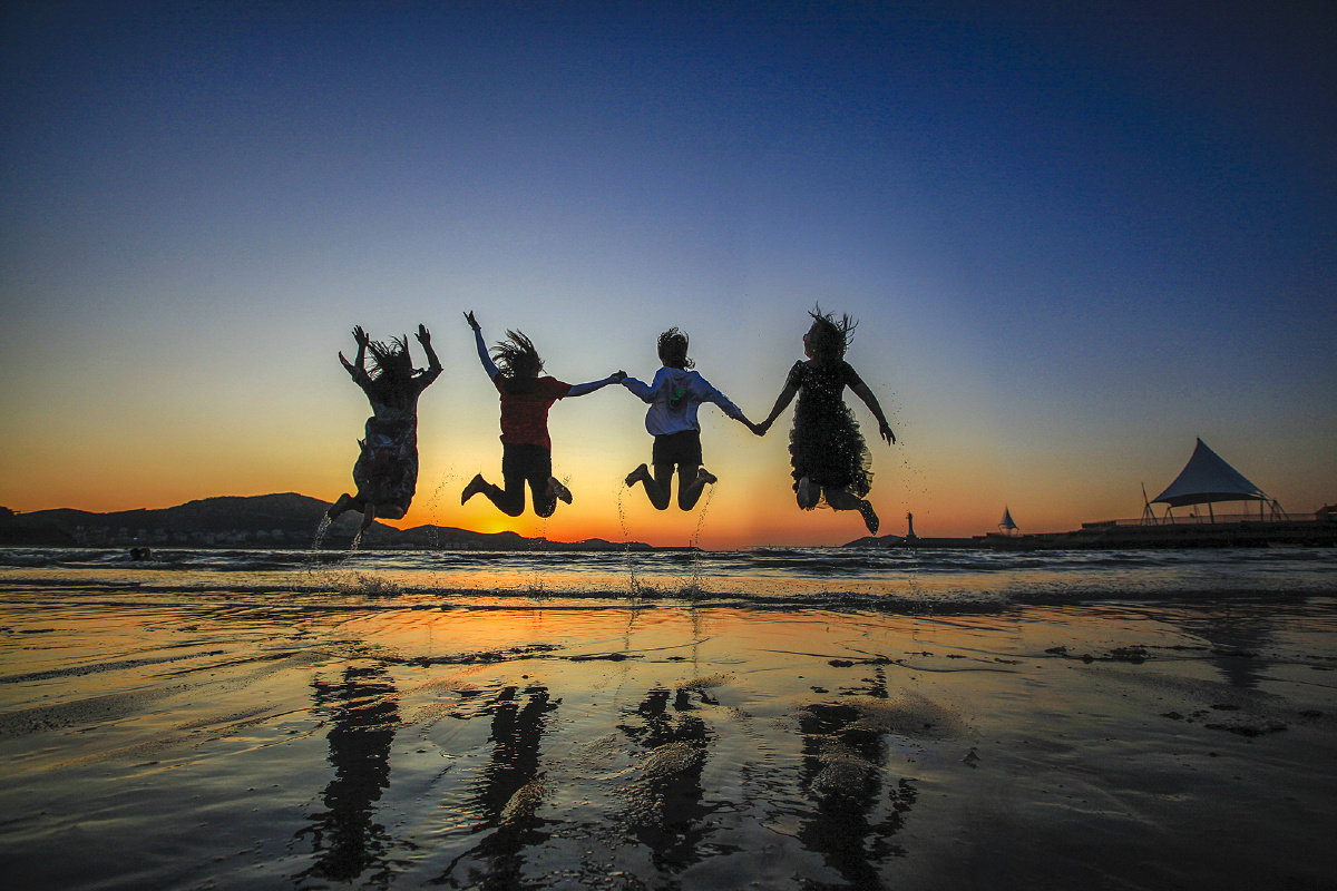 夕阳沙滩上的跳跃