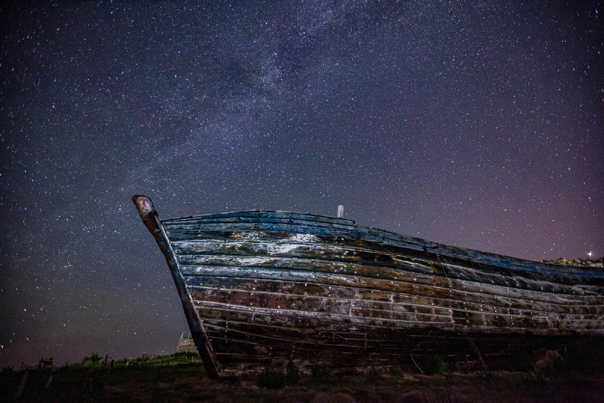 荣成海岸渔船上的银河星空