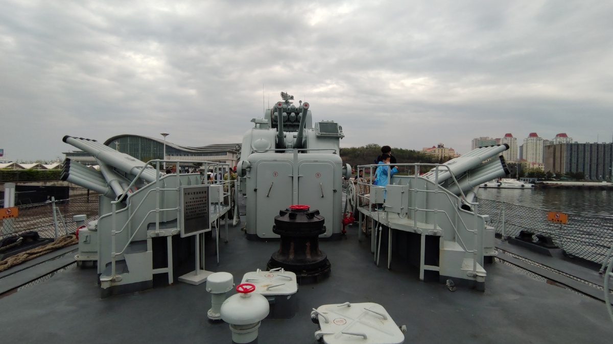 威海湾畔的海军退役110舰