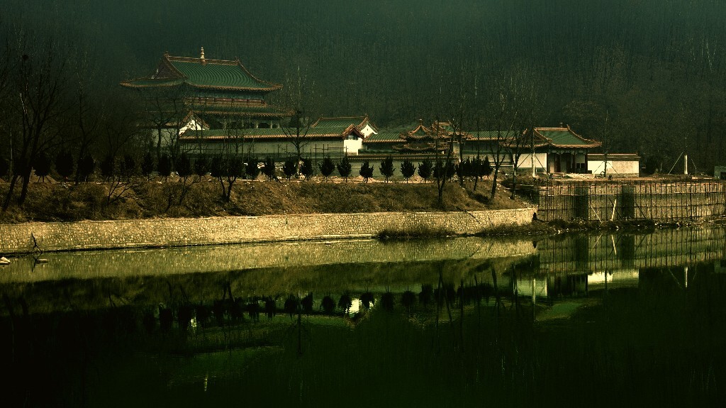 这是河南鲁山大佛旁边的一所建筑。