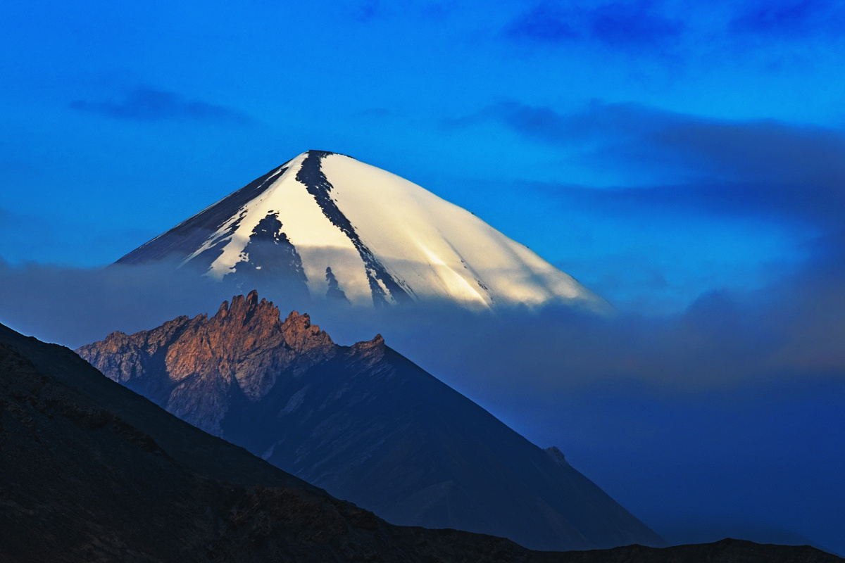 早晨的太阳照在远方的雪山上.