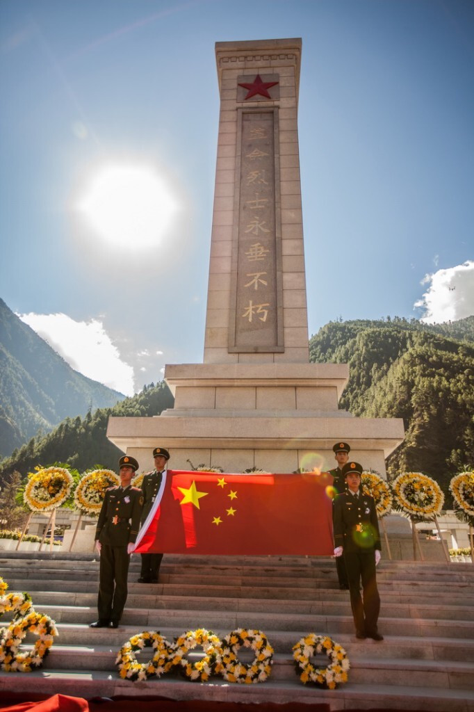 “老战友,这是你的新家,从此你的英魂可以安息了!”74岁的将军冯守正千里迢迢赶来,在烈士李德龙的墓碑前,敬了一个标准的军礼。