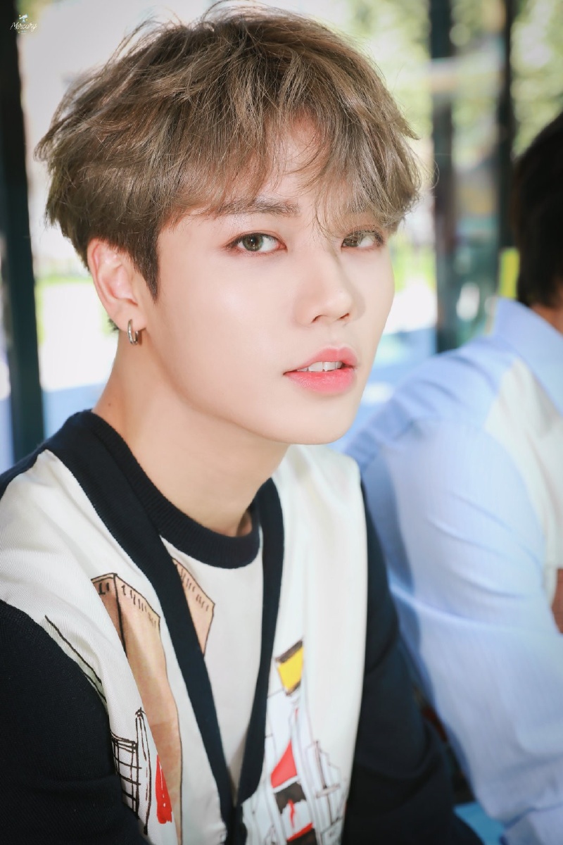 来欣赏一下林彦俊的神仙颜值