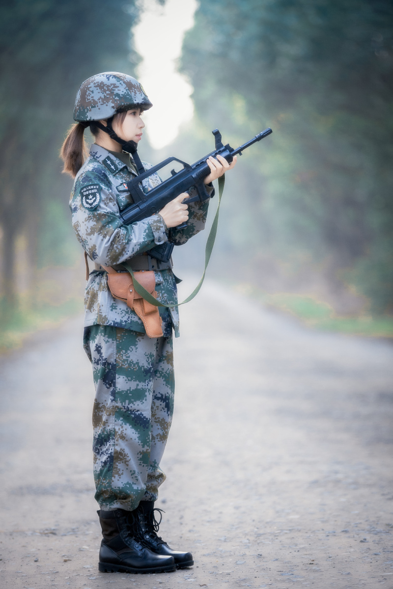 预备役女兵英姿飒爽