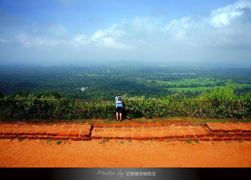 2012年2月3日 斯里兰卡 狮子岩<br />
山顶,一望无边的绿色平原,一个人的风景,一个人的世界