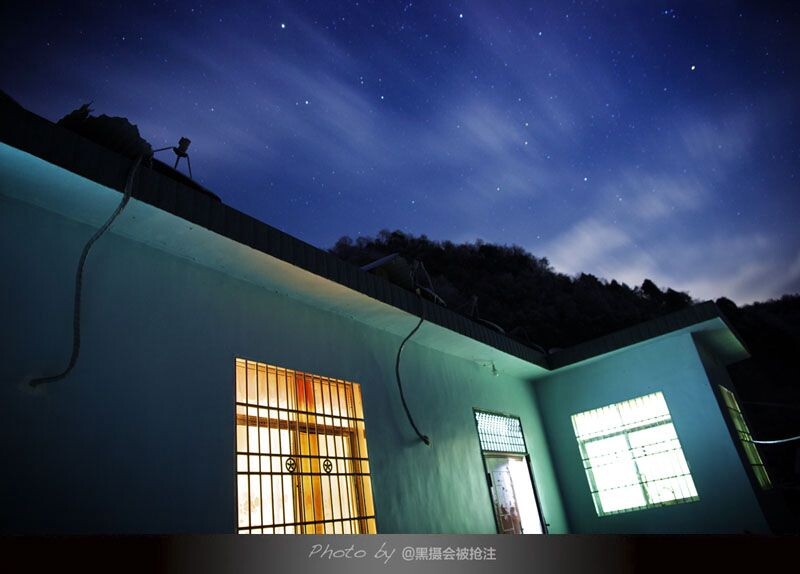 2012年12月29日 张家界<br />
寒冷的夜里,挂满星星,只身在冰雪世界,客栈透出温暖的光,有家的感觉