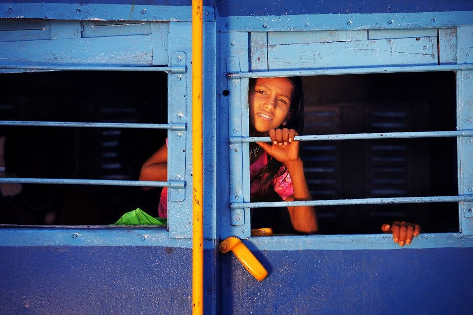 国际列车上的孩子<br />
尼泊尔境内有42公里的铁路，这段铁路运行着往返印度的国际列车，
