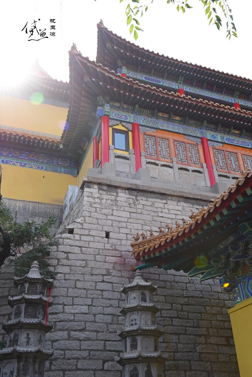 摄于济南千佛山山顶禅院。抬头仰望，日光下的佛堂巍峨神圣。想起从前研习美学时看到的一个词——“崇高”。那是一种给人震撼和涤荡的美丽啊。