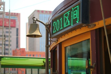 569119
