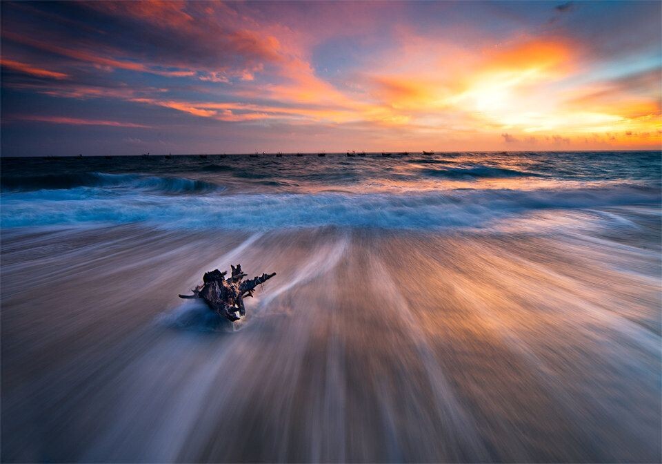 废片<br />
拍摄这张时,海浪把三角架冲的晃动了,整个画面都成了虚的,但是在舍不得这张海浪的感觉,就用另一张的木头合成了一下,捣鼓半天,搞完了才发现远景的海岸还是虚的。。。。崩溃。。