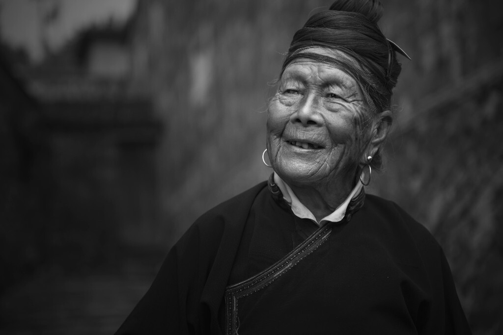 这张照片是2015年8月在福建霞浦畲族历史文化名村半月里拍摄的。当地大部分年轻人都外出打工了，留守是些孤寡老人，虽然生活不是很富裕，但他们很乐观开心，虽已年暮，依然憧憬着未来美好的生活。