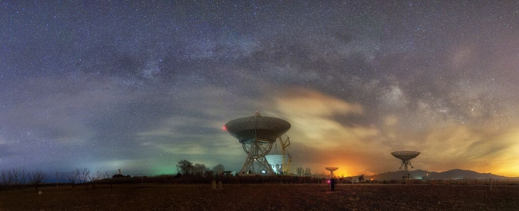 画面右侧的小黑点是一同去拍照的同学。<br />
仰望星空，常常热泪盈眶。<br />
超级暴力的后期，已经一点细节都没有，最近忙得不行，就这样吧。懒死，下次有空再好好修修。